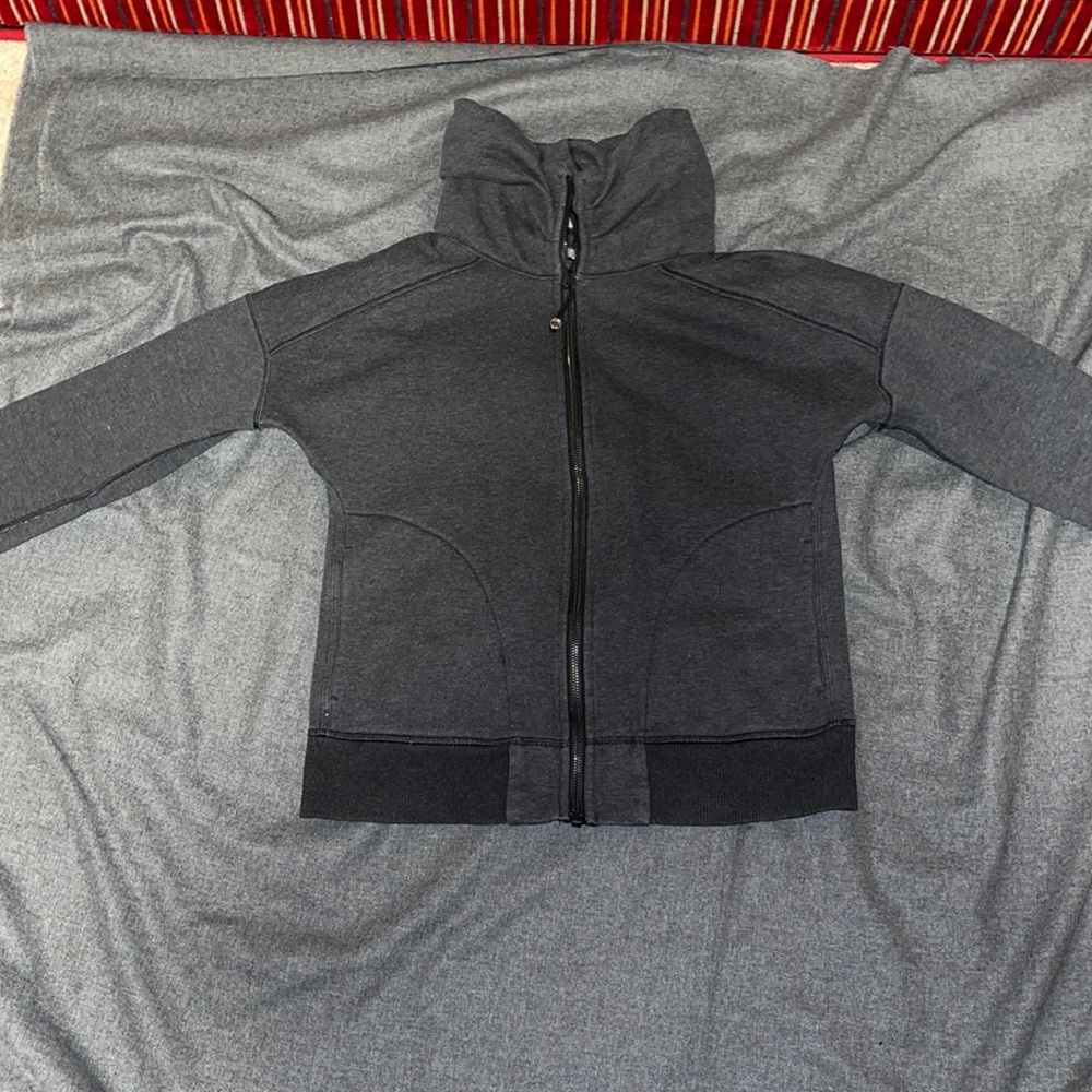 Lululemon sweater size 6